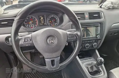 VOLKSWAGEN Jetta 