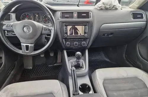 VOLKSWAGEN Jetta 