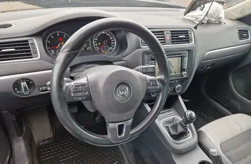 VOLKSWAGEN Jetta 
