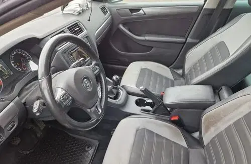 VOLKSWAGEN Jetta 