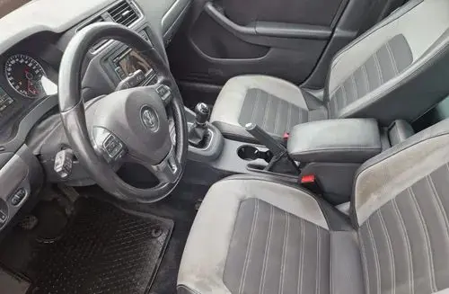 VOLKSWAGEN Jetta 