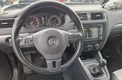 VOLKSWAGEN Jetta 