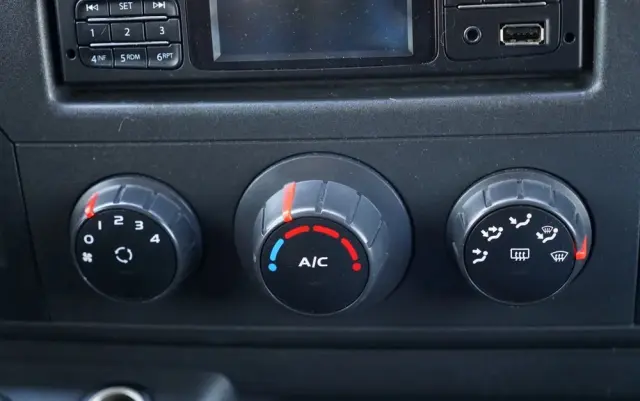 RENAULT MASTER / PODNOŚNIK KOSZOWY - 10.5 m / BLASZAK + WZWYŻKA / 