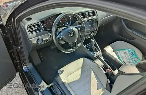 VOLKSWAGEN Jetta 