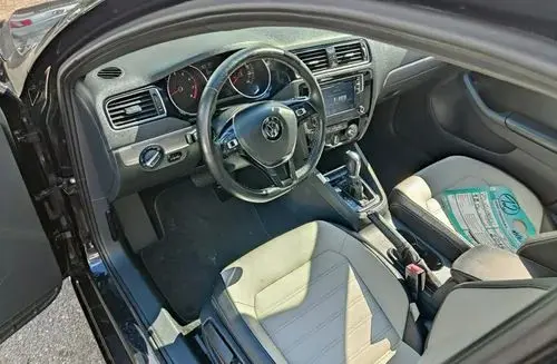 VOLKSWAGEN Jetta 