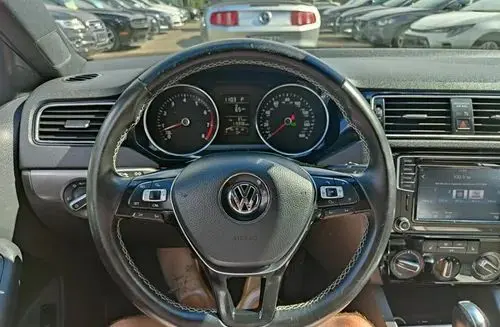 VOLKSWAGEN Jetta 