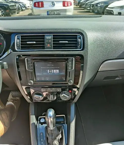 VOLKSWAGEN Jetta 