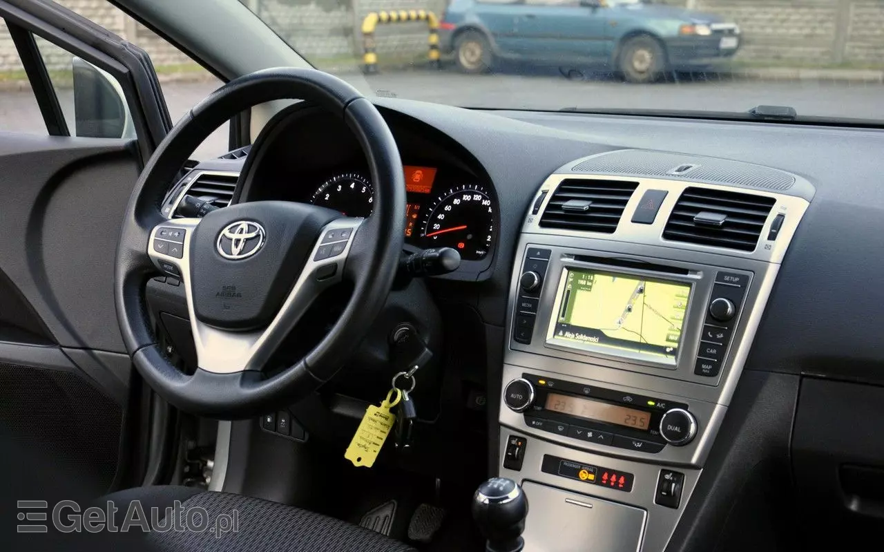 TOYOTA Avensis 1.8 Premium