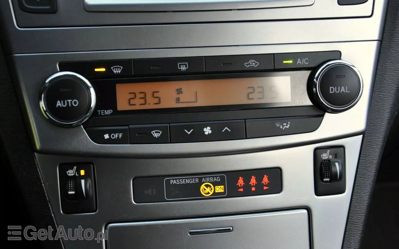 TOYOTA Avensis 1.8 Premium