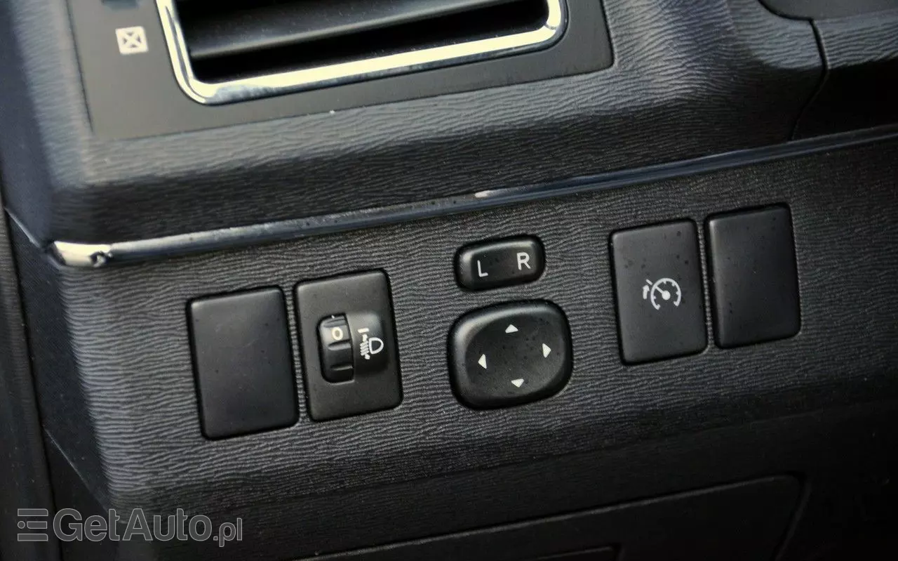 TOYOTA Avensis 1.8 Premium