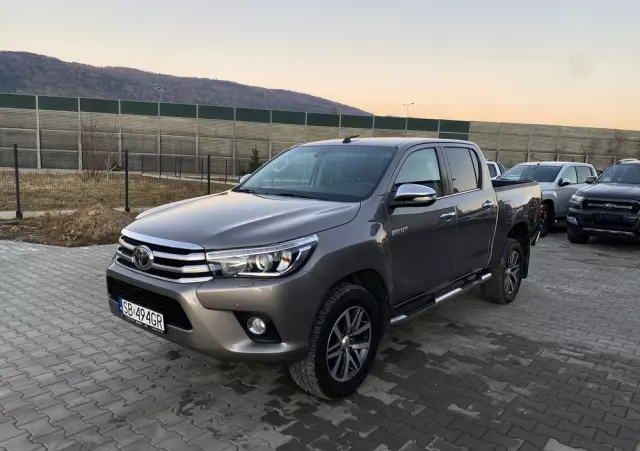 TOYOTA Hilux 2.4 D-4D Double Cab SR5 4x4
