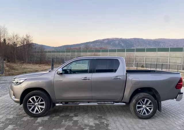 TOYOTA Hilux 2.4 D-4D Double Cab SR5 4x4