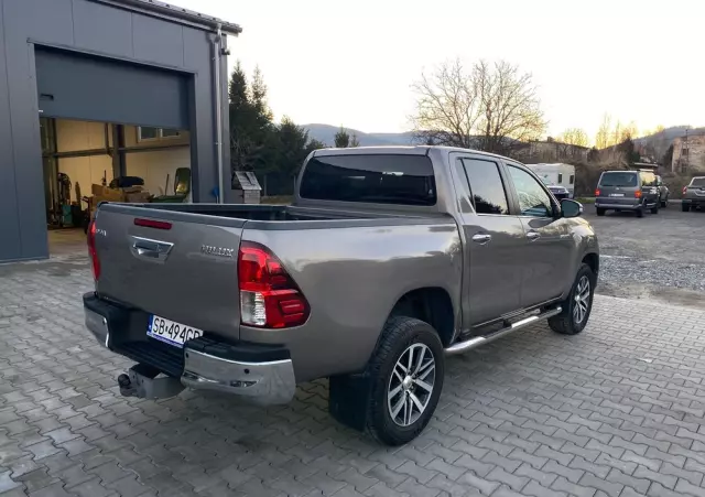 TOYOTA Hilux 2.4 D-4D Double Cab SR5 4x4