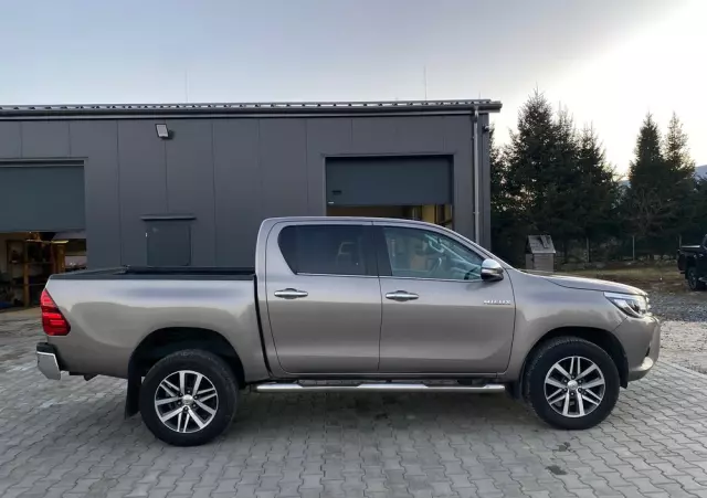 TOYOTA Hilux 2.4 D-4D Double Cab SR5 4x4