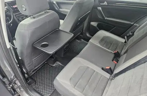 VOLKSWAGEN Golf Sportsvan 