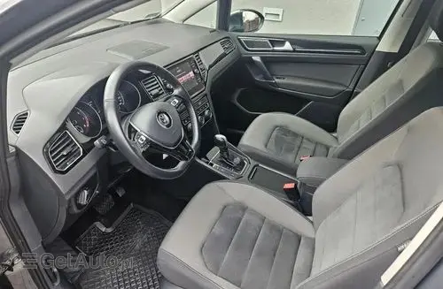 VOLKSWAGEN Golf Sportsvan 