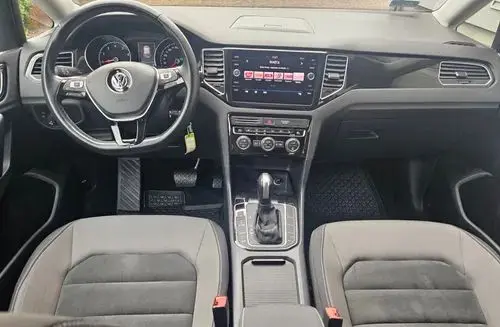 VOLKSWAGEN Golf Sportsvan 