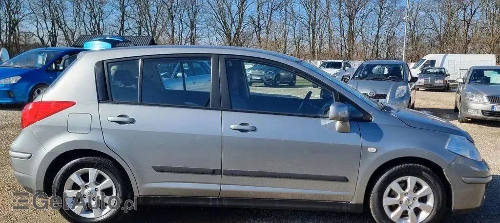 NISSAN Tiida 