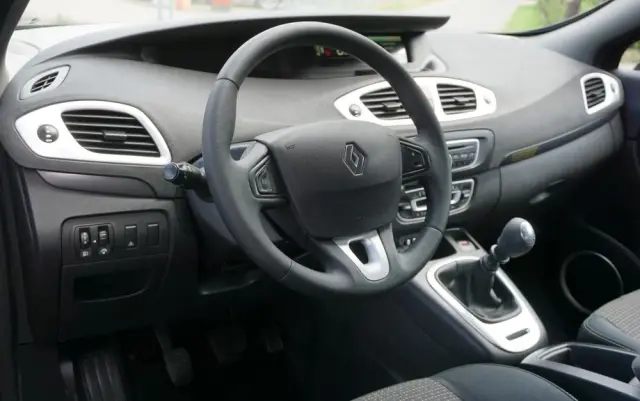 RENAULT Scenic 1.4 16V TCE Expression