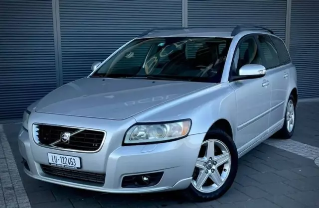 VOLVO V50 
