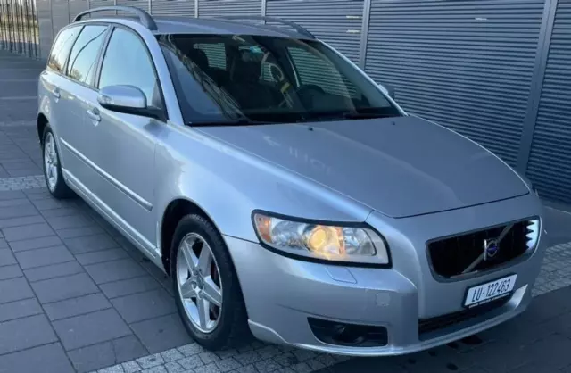VOLVO V50 