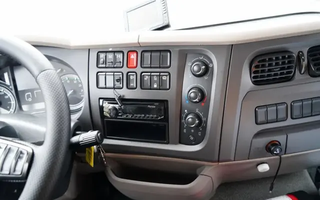 DAF LF 250 / 4X2 / SKRZYNIOWY - 7.30 + HDS HYVA HB 150XE3 / STEROWANIE RADIOWE / ROTATOR / MAX UDŹWIG: 5200 KG / EURO 6 