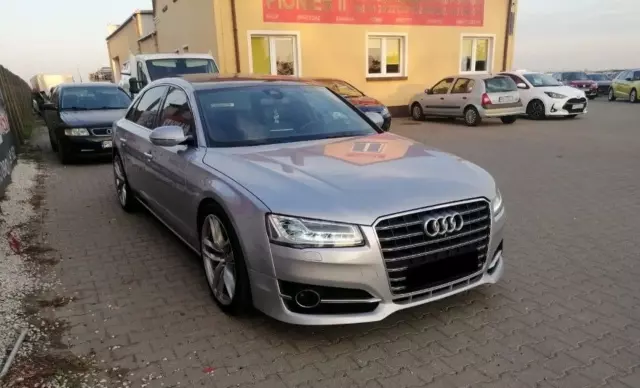 AUDI A8 