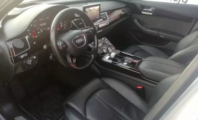 AUDI A8 