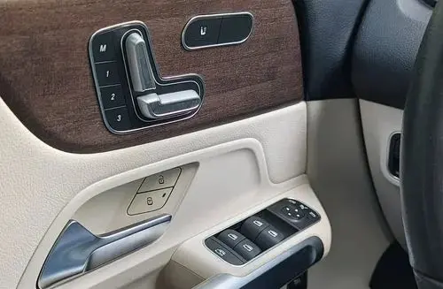 MERCEDES-BENZ GLB 