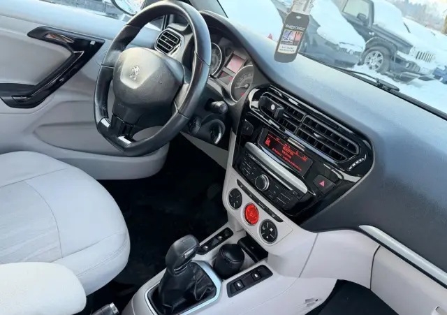 PEUGEOT 301 1.2 VTi/Pure Tech Allure