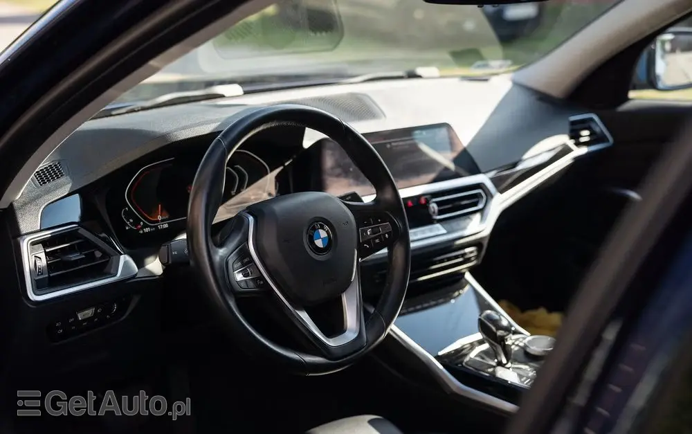 BMW Seria 3 330i Advantage sport