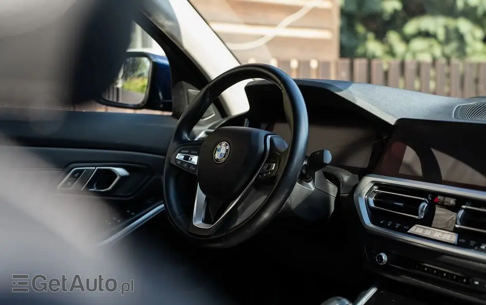 BMW Seria 3 330i Advantage sport