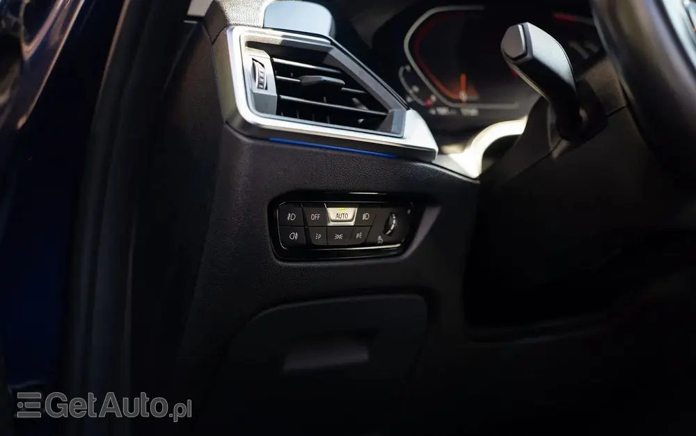 BMW Seria 3 330i Advantage sport