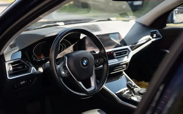 BMW Seria 3 330i Advantage sport