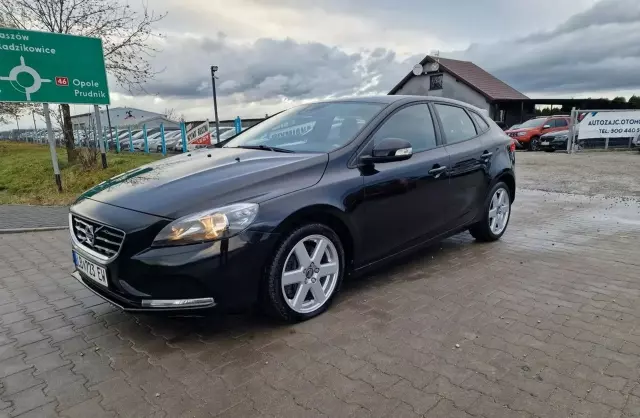 VOLVO V40 