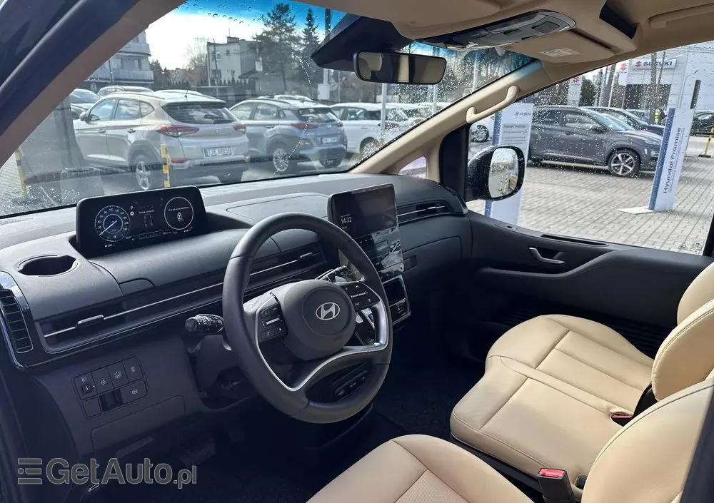 HYUNDAI Staria 