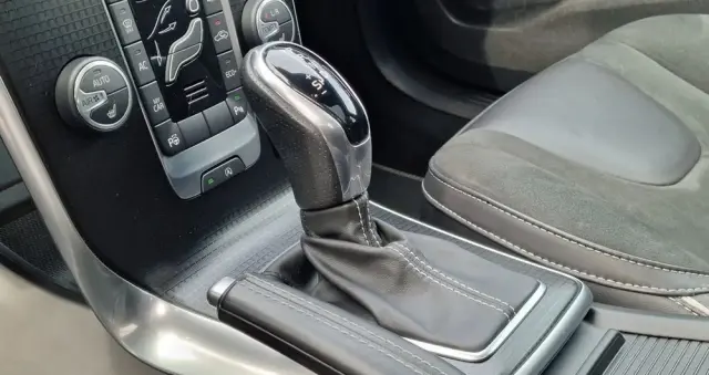 VOLVO V40 T3 Geartronic RDesign