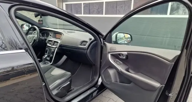 VOLVO V40 T3 Geartronic RDesign