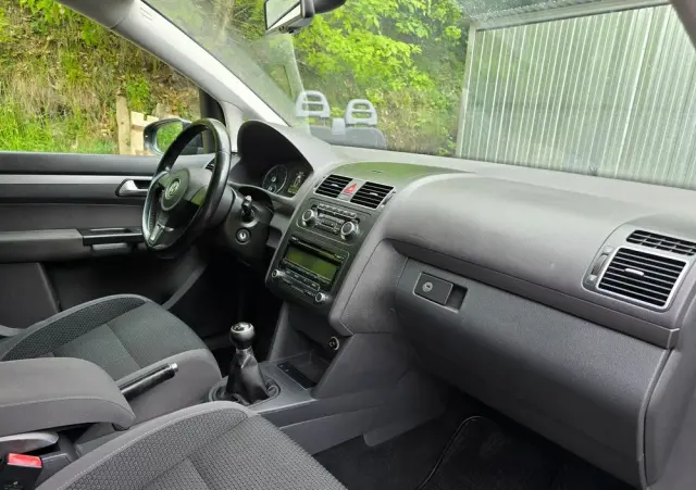 VOLKSWAGEN Touran 