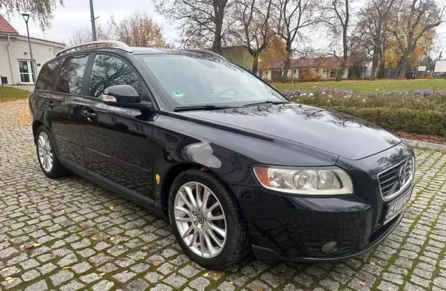 VOLVO V50 