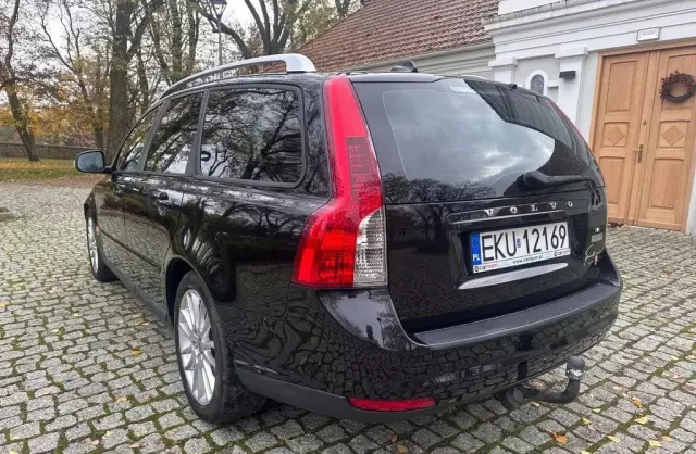 VOLVO V50 