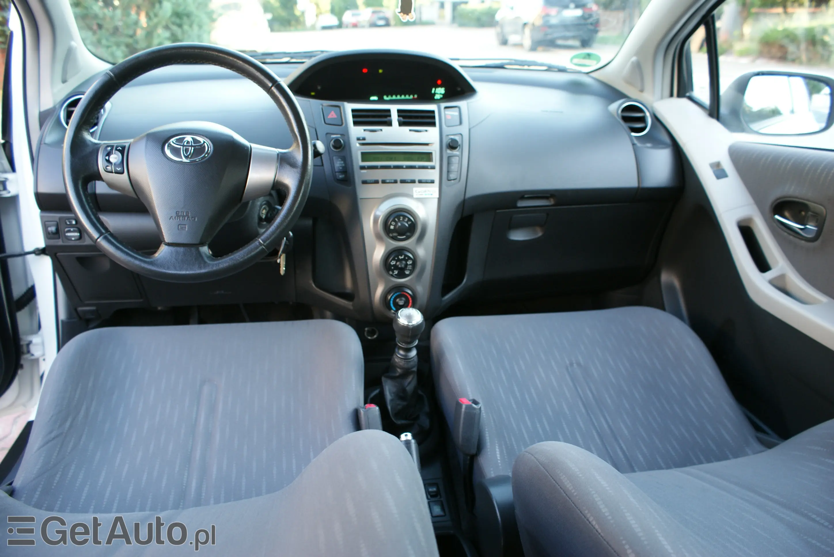 TOYOTA Yaris Comfort e-CVT