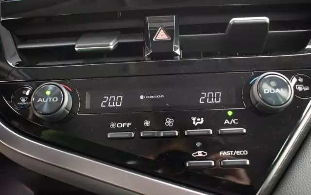 TOYOTA Camry 2.5 Hybrid Prestige CVT