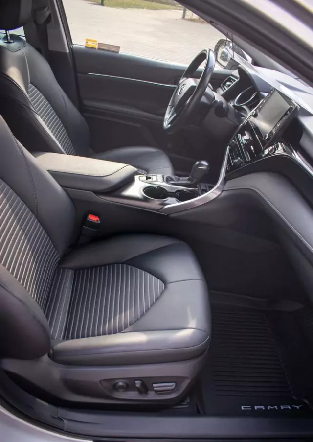 TOYOTA Camry 2.5 Hybrid Prestige CVT