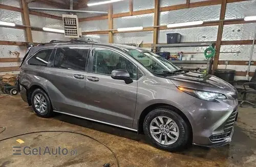 TOYOTA Sienna 