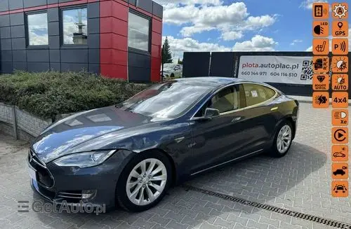 TESLA Model S 