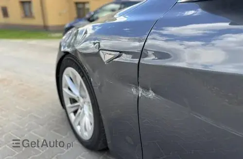 TESLA Model S 