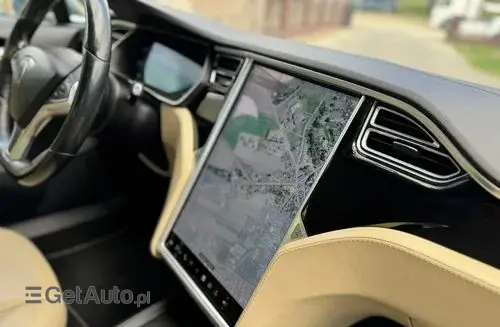 TESLA Model S 