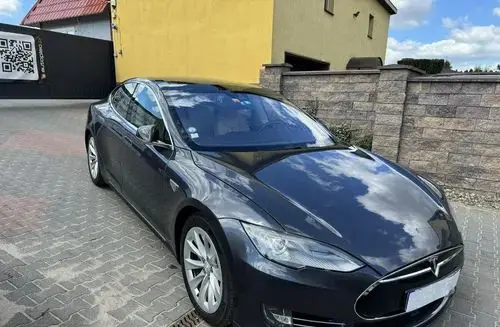 TESLA Model S 