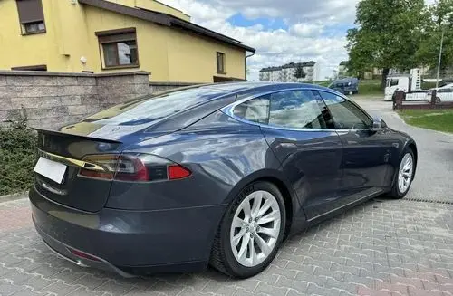 TESLA Model S 